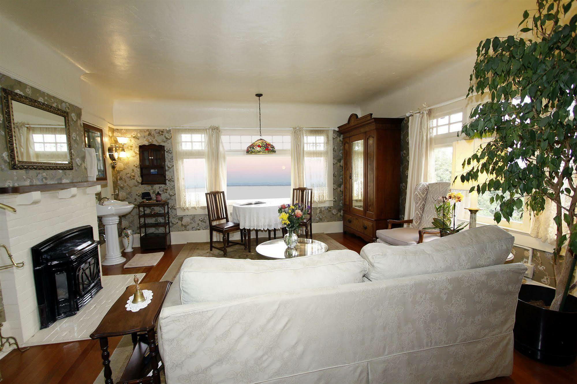 The Jabberwock Bed & Breakfast มอนเทอร์เรย์ ภายนอก รูปภาพ
